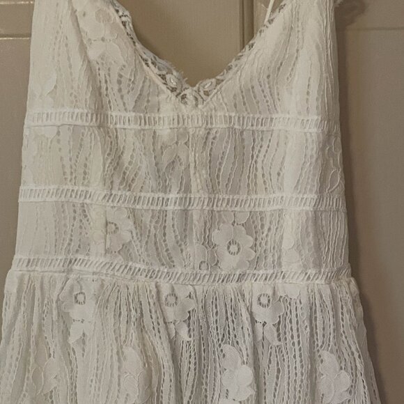 YOINS White Sleeveless V-Neck Sundress - Picture 4 of 9
